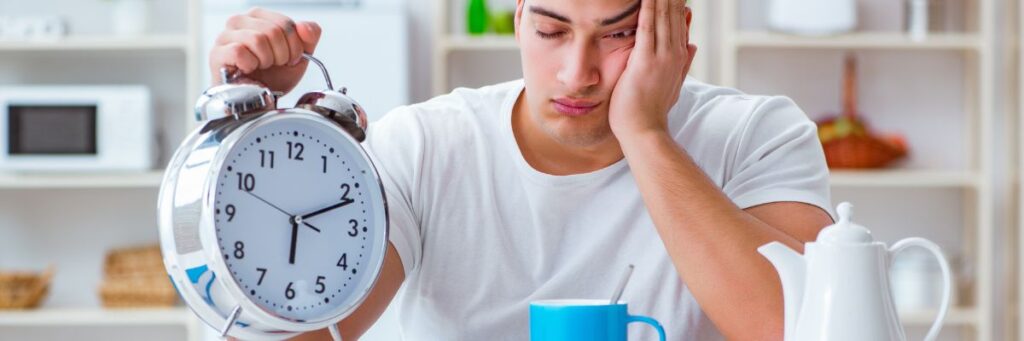 Les effets de la caféine et de l’alcool sur le sommeil et comment les limiter