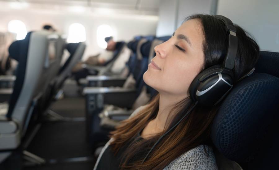 bien dormir en avion pendant un voyage nécessite d'éviter le bruit et la lumière. On peut aussi prendre des compléments alimentaires à base de mélatonine.