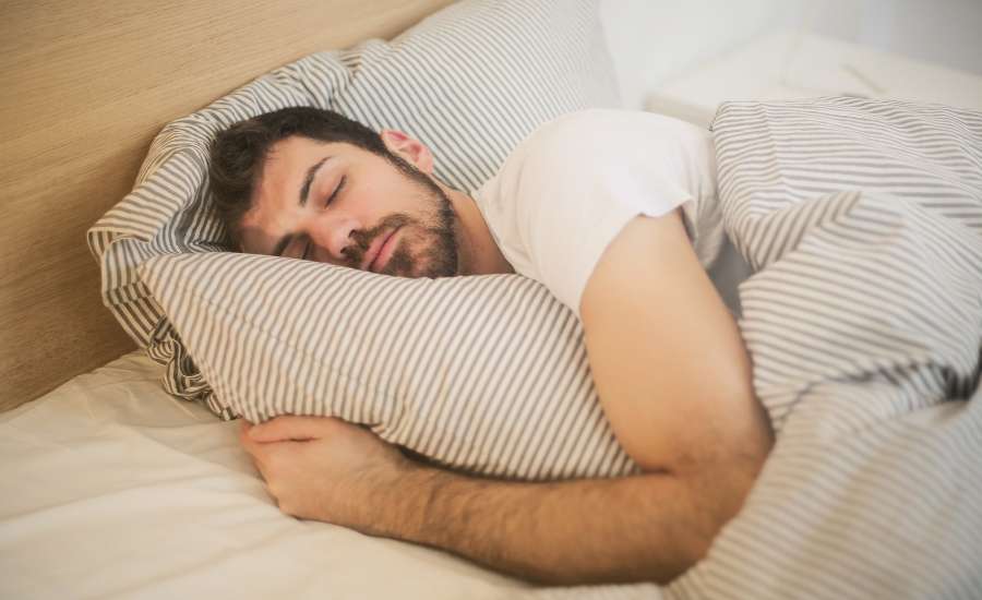 Associée au yoga Nidra, à un guide méthodique et à un bon contrôle de la température, la luminotherapie matinale maximise la récupération.