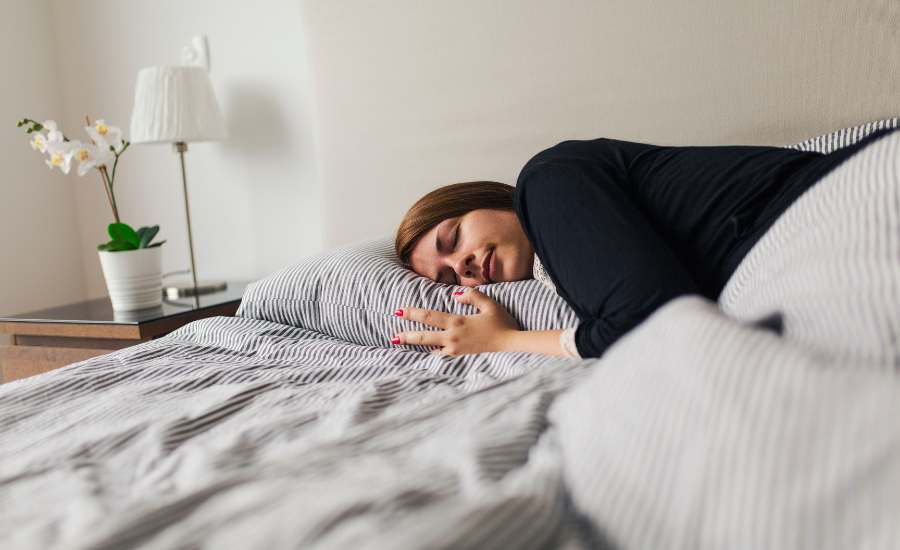 Routine lumière matinale et Yoga Nidra garantissent des nuits plus réparatrices.