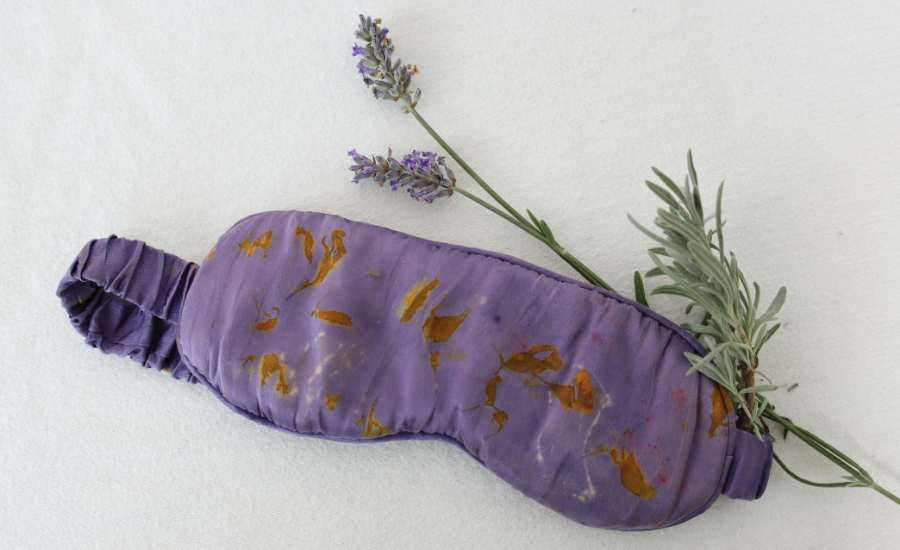 un masque de nuit mauve avec dessous un brin de lavande mettant en évidence le lien entre odeurs et sommeil